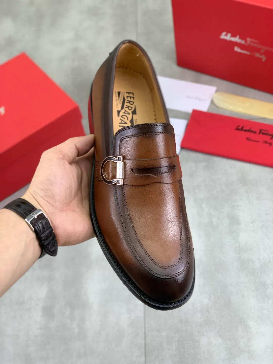 Men's Men's Shoes 💰P562💰[New Style] Water-dyed Niuli 🆘[Salvatore Ferragamo] Ferragamo's latest casual business leather shoes for men! Listed simultaneously! The fabric is made of specially imported original pebbled calfskin, and the lining is made of imported water-dyed cowhide. It is absolutely luxurious and leads the fashion trend. Matching code: 38-44 (45 and 46 can be customized) Black, brown and burgundy colors available